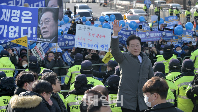 검찰 출석하며 지지자들에게 손 흔드는 이재명                                                                                                                                                       
