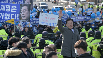 검찰 출석하며 지지자들에게 손 흔드는 이재명