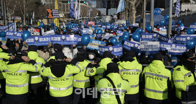 파란풍선 들고 중앙지검 앞에 모인 이재명 지지자들                                                                                                                                                  