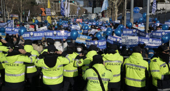 파란풍선 들고 중앙지검 앞에 모인 이재명 지지자들