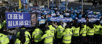 중앙지검 앞에 모인 이재명 대표 지지자들