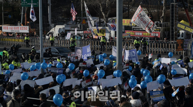 중앙지검 앞에 모인 이재명 대표 지지 단체와 규탄 단체                                                                                                                                              