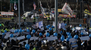 중앙지검 앞에 모인 이재명 대표 지지 단체와 규탄 단체