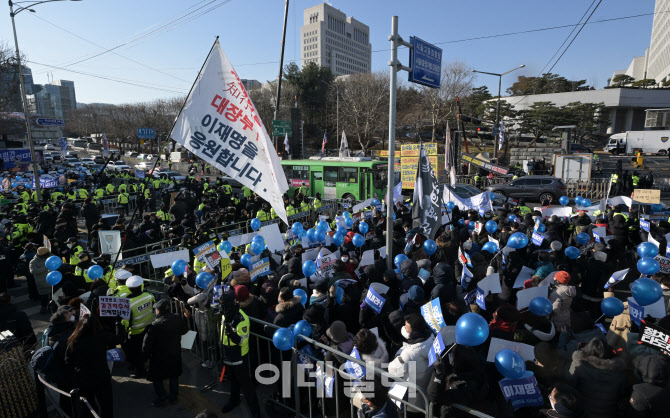 이재명 대표 지지 단체와 규탄 단체, 중앙지검 앞에서 맞불 집회                                                                                                                                      