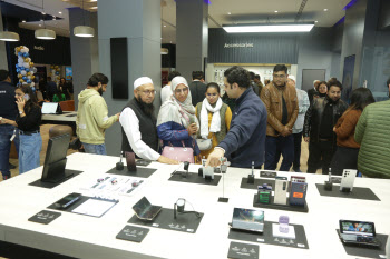 삼성전자, 인도 뉴델리에 스마트폰·TV 체험 매장 열었다
