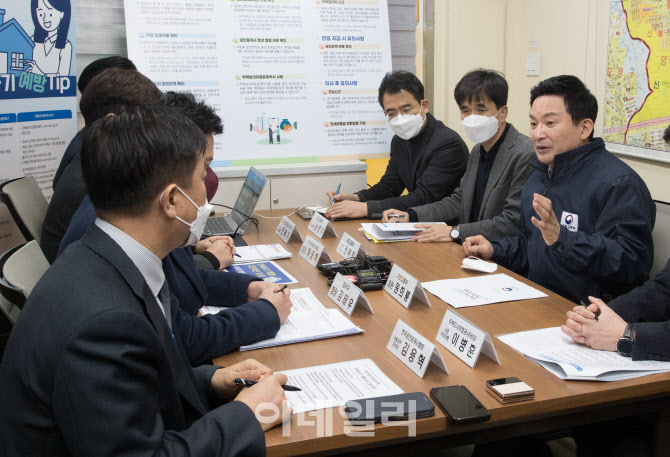 전세사기 관련해 대화 나누는 원희룡 장관                                                                                                                                                           