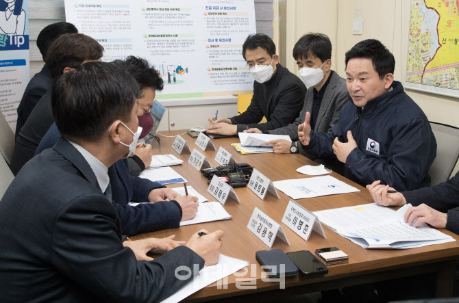 전세사기 해결을 위해 대화 나누는 원희룡 장관                                                                                                                                                      