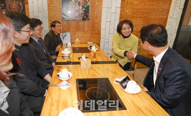 인사 나누는 이정식 장관-이영 장관                                                                                                                                                                 