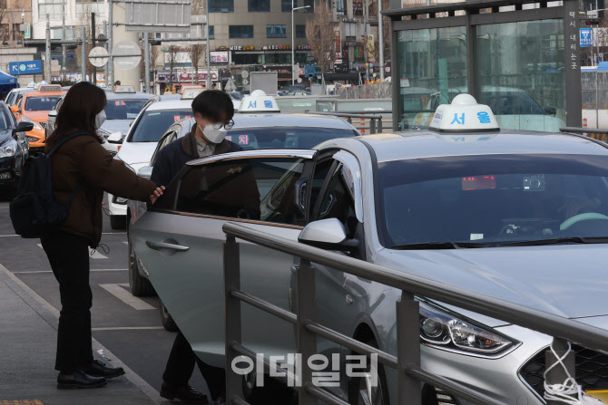 서울시 택시 요금 인상, 서민들 등골 휜다                                                                                                                                                           