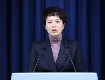 尹대통령 “과학기술 정책 최우선…인재양성·보상에 역점”