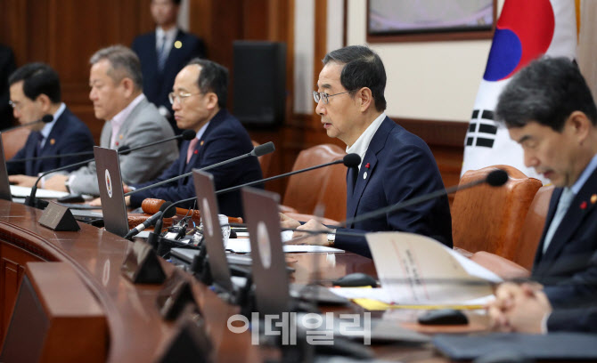  마스크 벗고 국무회의 참석                                                                                                                                                                        