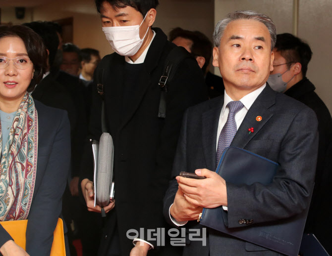  마스크 벗은 국방장관                                                                                                                                                                             