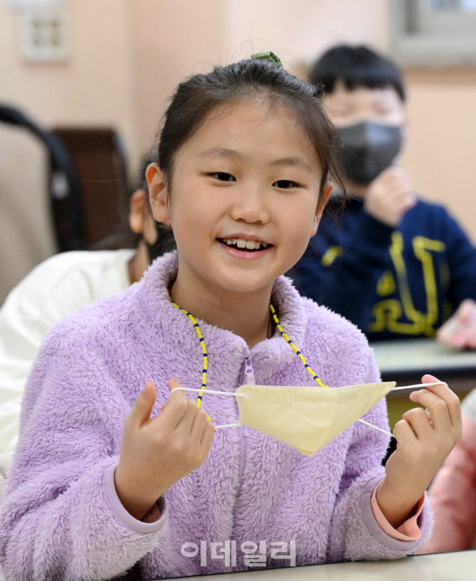 마스크 벗고 활짝 미소 짓는 학생                                                                                                                                                                   