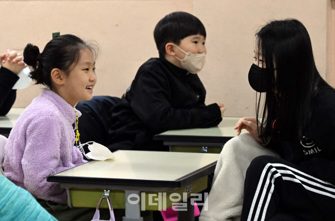 미소를 보며 대화할 수 있는 학생들                                                                                                                                                                 