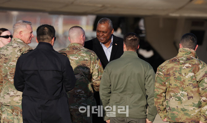 폴 러캐머라 한미연합사령관과 인사 나누는 로이드 오스틴 미국 국방장관                                                                                                                              
