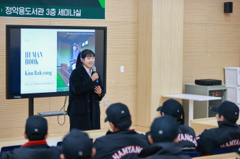 남양주 찾은 女야구국가대표 김라경 "실패는 도전의 기회"