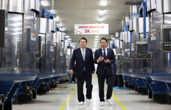 반도체 산업현장 찾은 尹 "기업 투자 세액 공제 대폭 높이겠다"