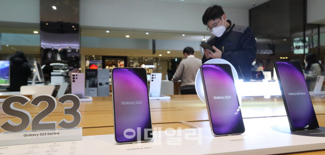 베일 벗은 삼성 갤럭시 S23,                                                                                                                                                                        