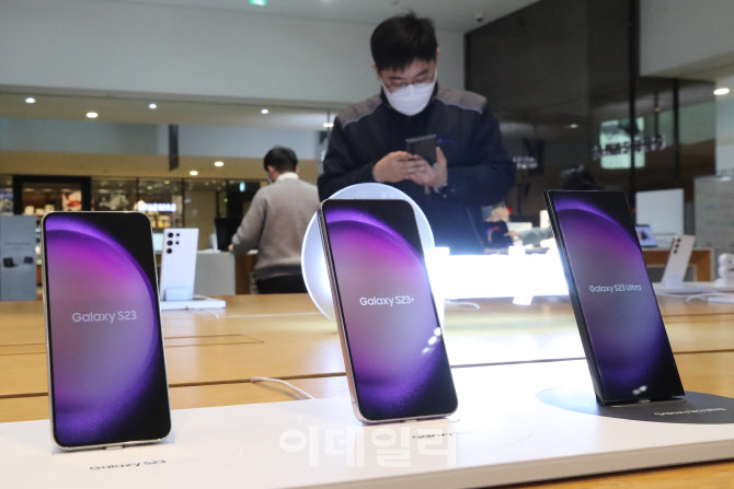 삼성 갤럭시 S23 베일 벗다                                                                                                                                                                         