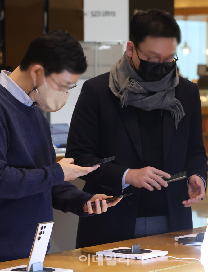 삼성 갤럭시 S23 시리즈 살펴보는 시민들                                                                                                                                                            