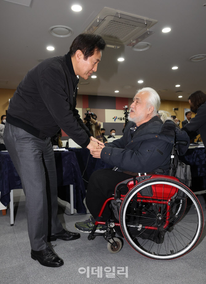 박경석 전장연 대표와 만난 오세훈 서울시장                                                                                                                                                         