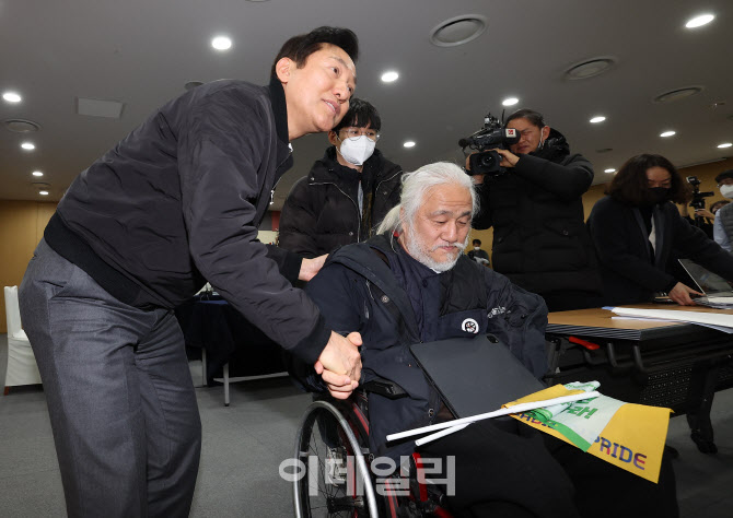 박경석 전장연 대표와 만난 오세훈 시장                                                                                                                                                             