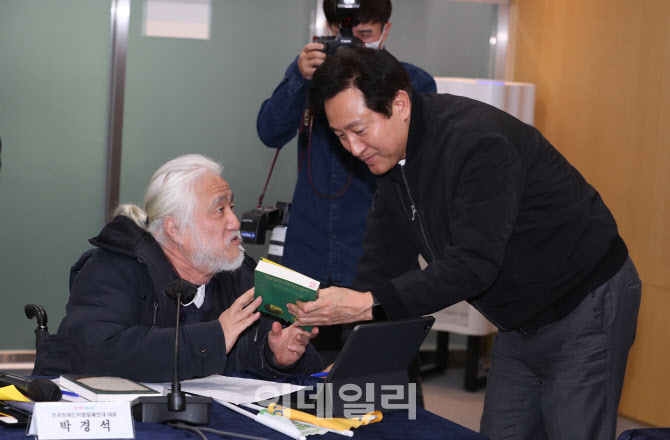 오세훈 시장에게 자료 전달하는 박경석 전장연 대표                                                                                                                                                  