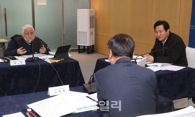 박경석 전장연 대표와 이야기 나누는 오세훈 시장                                                                                                                                                    