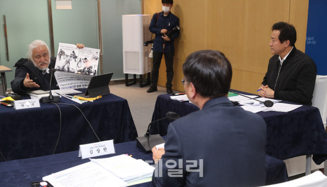 박경석 전장연 대표와 이야기 나누는 오세훈 서울시장                                                                                                                                                