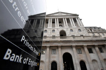 영국 기준금리 연 4%로 인상…금융위기 이후 가장 높아