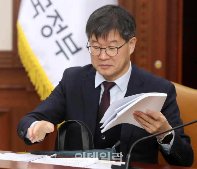  비상경제장관회의 참석하는 이기일 차관                                                                                                                                                            