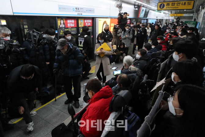 전국장애인차별철폐연대 혜화역에서 선전전                                                                                                                                                          