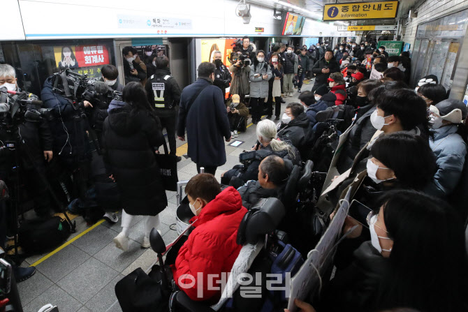 전날 서울시장 만난 전장연 혜화역에서 선전전                                                                                                                                                       