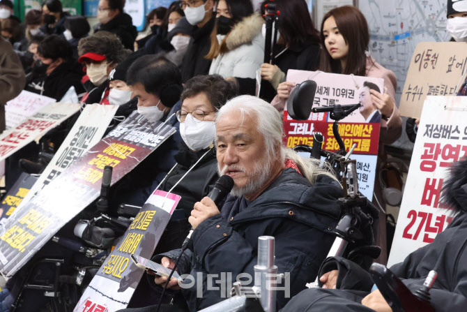 발언하는 박경석 전장연 상임공동대표                                                                                                                                                               