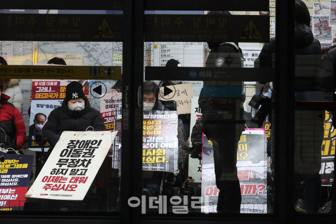 지하철 선전전 나선 전장연                                                                                                                                                                         