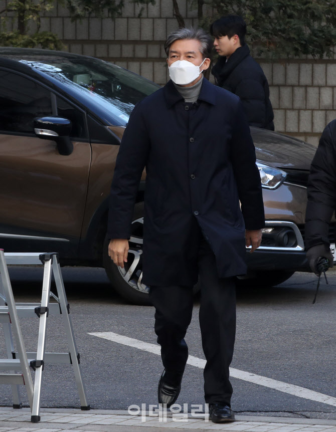  서울중앙지법 향하는 조국 전 장관                                                                                                                                                                 