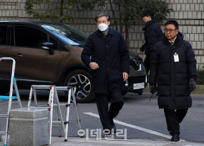  서울중앙지법 들어서는 조국 전 장관                                                                                                                                                               
