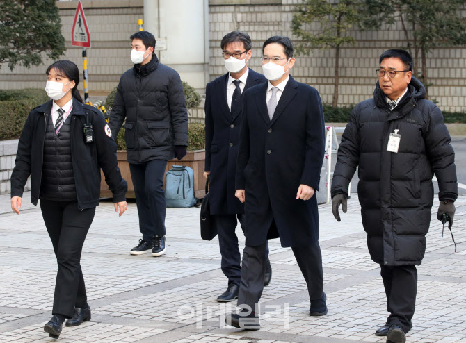  서울중앙지법 들어서는 이재용 회장                                                                                                                                                                