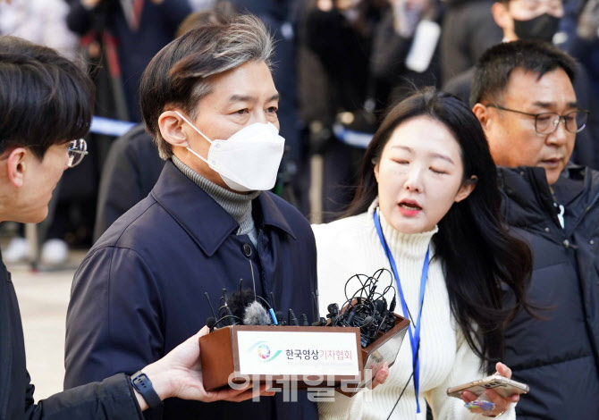  취재진 질문받은 조국 전 장관                                                                                                                                                                     