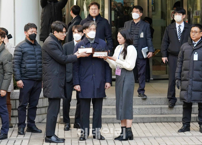  서울중앙지법 나서는 조국 전 장관                                                                                                                                                                 