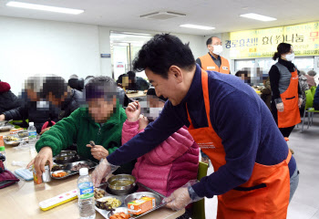 정월대보름 맞아 노인들 배식봉사 나선 김동근 의정부시장