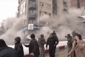 [영상] 눈앞서 주저앉는 건물…튀르키예 강진 붕괴 속출