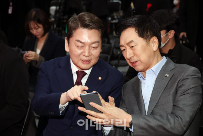 '대화하는 김기현-안철수'                                                                                                                                                                