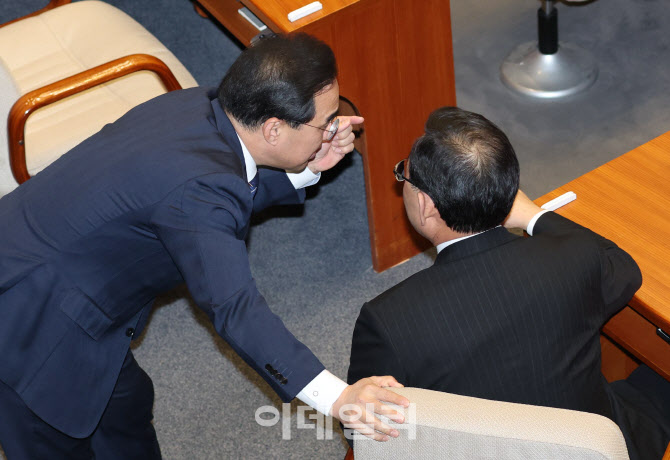 본회의장에서 대화하는 여야 원내대표                                                                                                                                                               