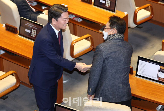 안철수, '미소 보이며 본회의 참석'                                                                                                                                                       