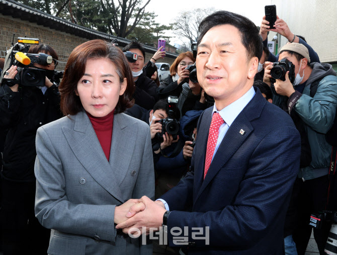 회동 후 손 맞잡은 김기현-나경원                                                                                                                                                                   