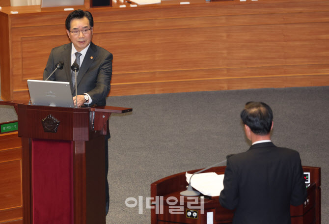 '답변하는 정황근 장관'                                                                                                                                                                  
