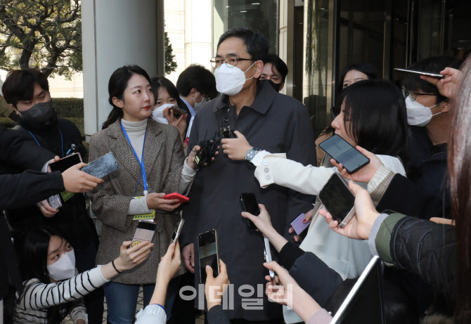 취재진 질의에 답하는 곽상도 전 의원                                                                                                                                                               