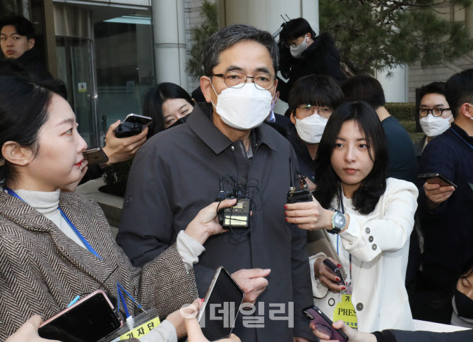 질의에 답하는 곽상도 전 의원                                                                                                                                                                      