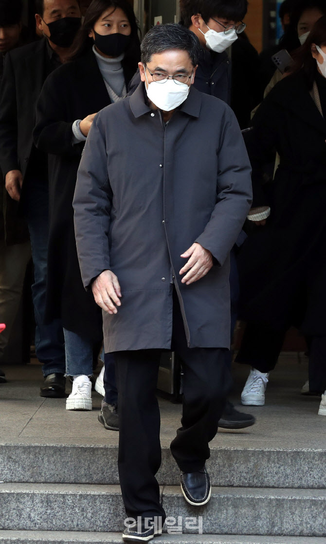 법원 나서는 곽상도 전 의원                                                                                                                                                                        